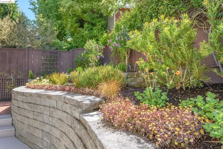 1021 Sunnyhills Rd, Oakland, California 94610