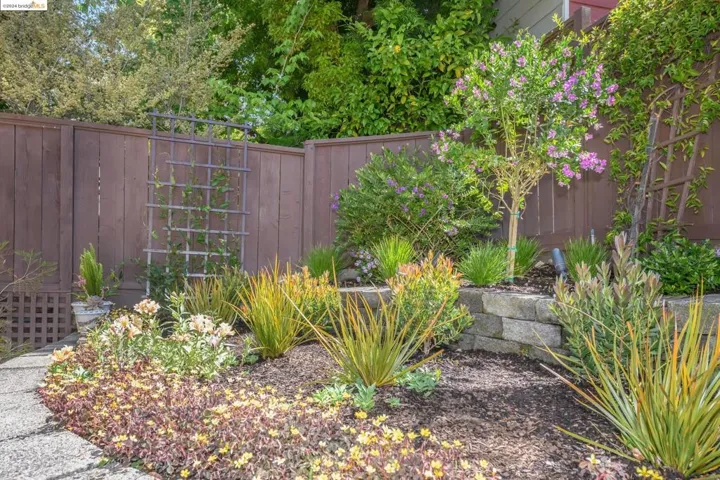 1021 Sunnyhills Rd, Oakland, California 94610
