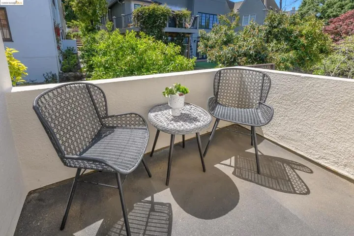 1021 Sunnyhills Rd, Oakland, California 94610