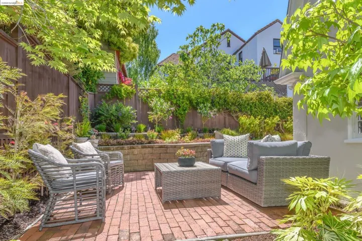 1021 Sunnyhills Rd, Oakland, California 94610