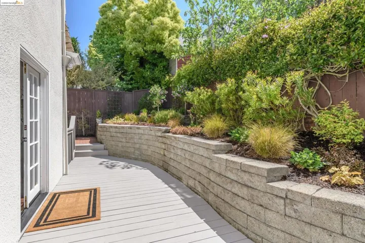 1021 Sunnyhills Rd, Oakland, California 94610