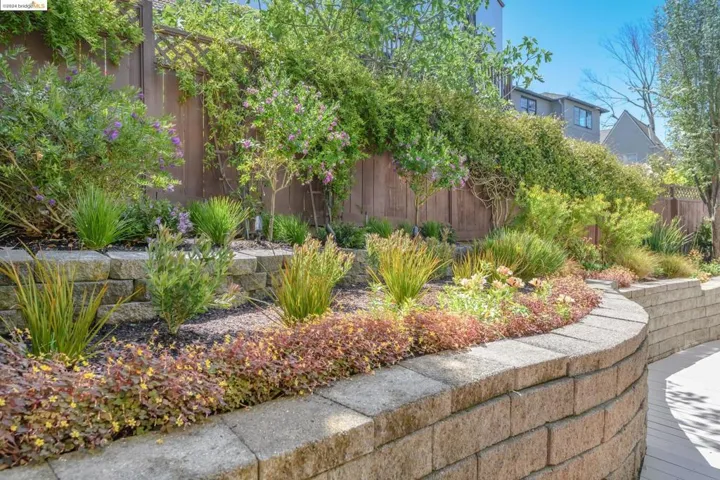 1021 Sunnyhills Rd, Oakland, California 94610
