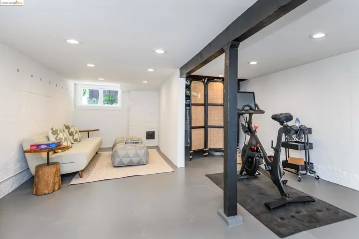1021 Sunnyhills Rd, Oakland, California 94610