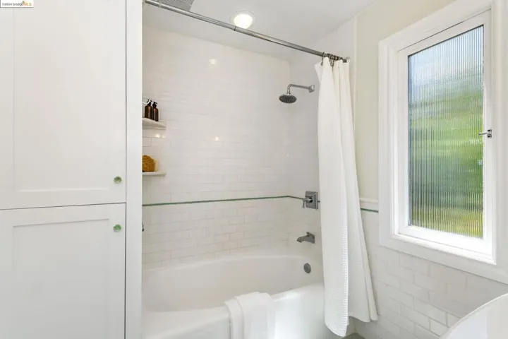 1021 Sunnyhills Rd, Oakland, California 94610