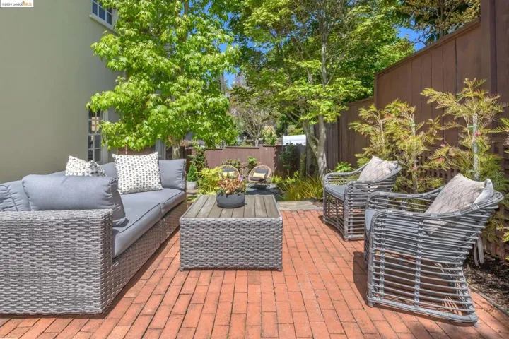 1021 Sunnyhills Rd, Oakland, California 94610