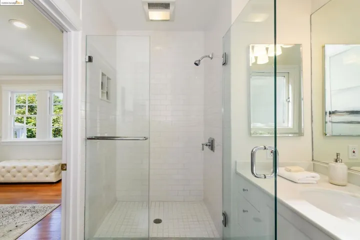 1021 Sunnyhills Rd, Oakland, California 94610