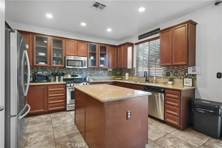 527 W Kennedy Street, Rialto, California 92376