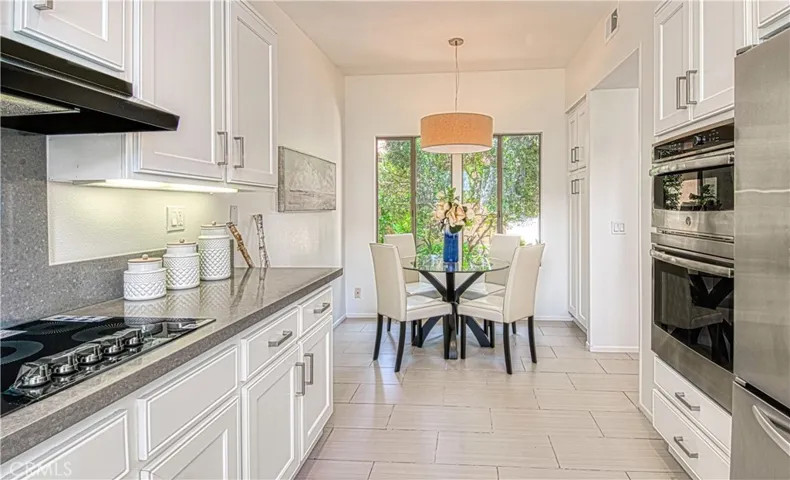 Kitchen w/ breakfast area