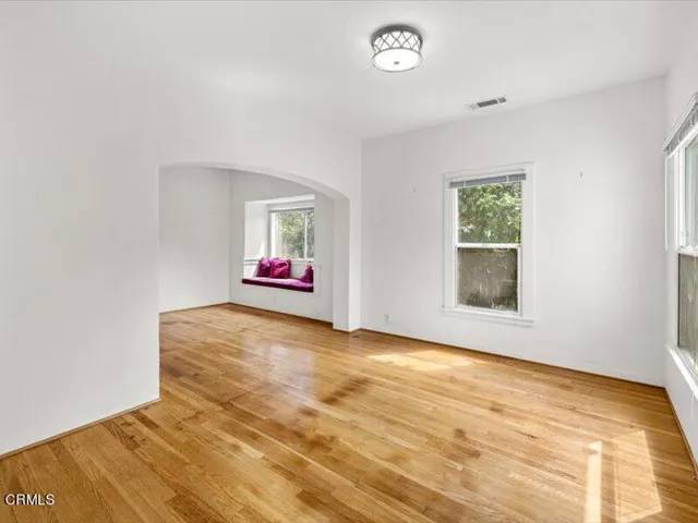 Living area w/hardwood flooring