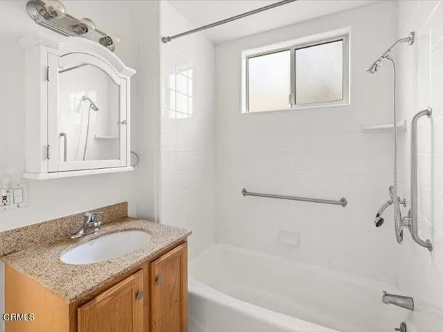 Bathroom w/shower