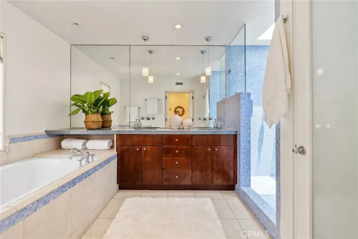 2710 Pine Avenue, Manhattan Beach, California 90266