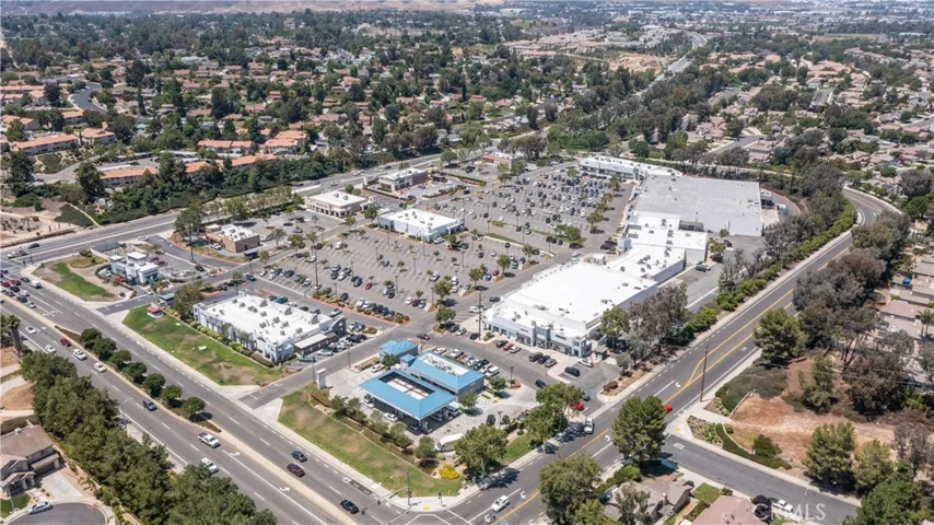 Minute drive to Palomar Village.  Grocery store, shopping and fast food.