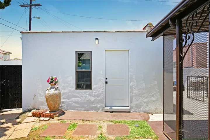 DEATCHED BONUS ROOM with two access points (private back gate or driveway)