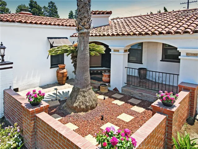 Plenty of room for courtyard furniture