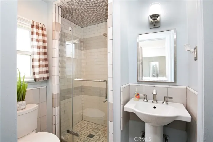 3/4 bath has two-way access