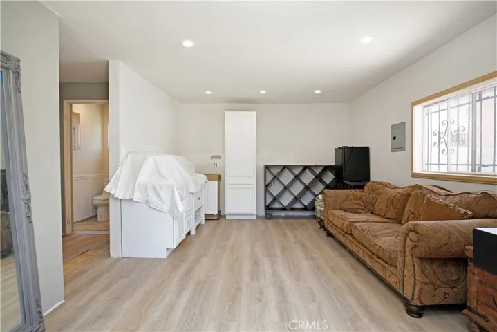 DETACHED BONUS ROOM - view from front door