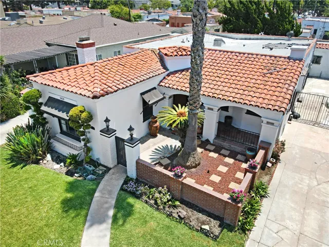 Spacious private courtyard
