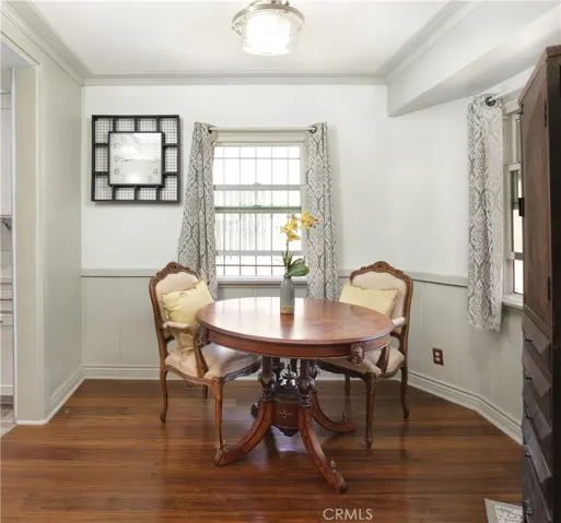 Spacious wraparound breakfast nook