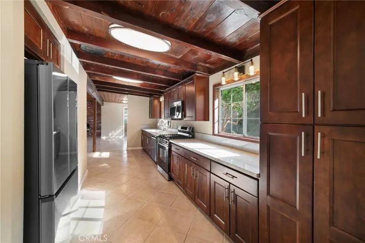 16594 Iles Lane, Victorville, California 92394