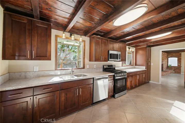 16594 Iles Lane, Victorville, California 92394