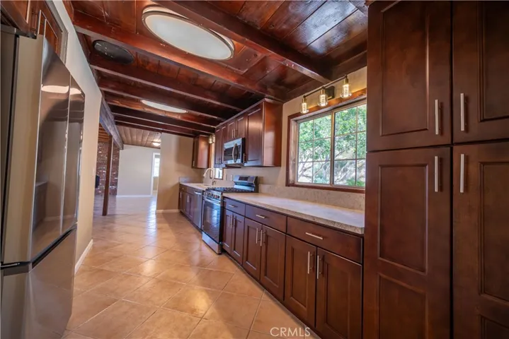 16594 Iles Lane, Victorville, California 92394