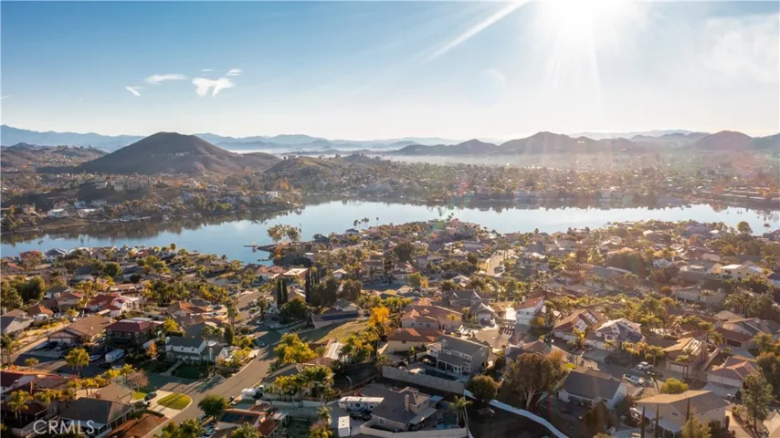 Expansive lake and golf course runs thru the community!