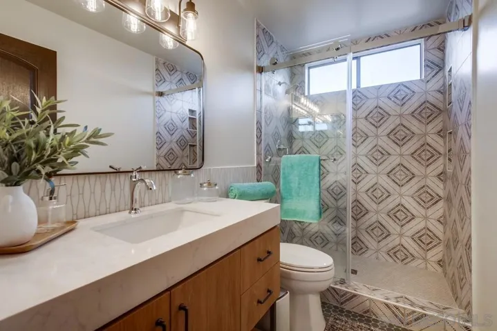 En suite in the primary bedroom