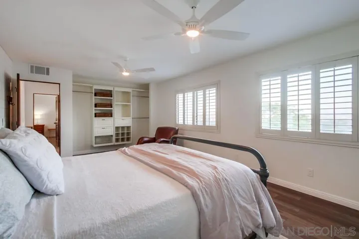 Large secondary bedroom