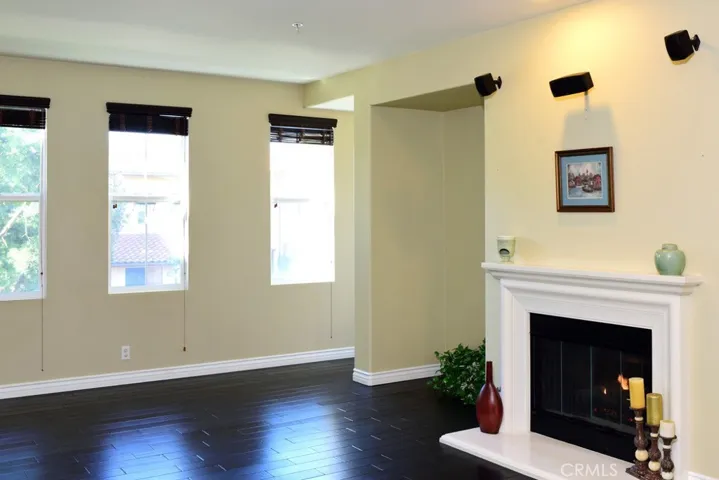 Large livingroom. Floor will be replaced by new vinyl floor.