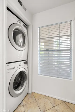 Stackable washer/dryer