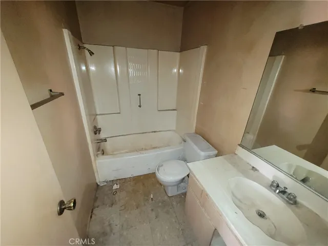 Upstairs Full Bathroom