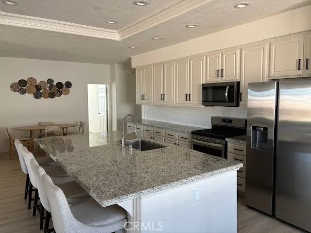 Kitchen with oversized cisland