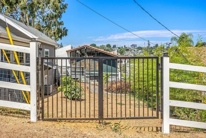 129 S Vine Street, Fallbrook, California 92028