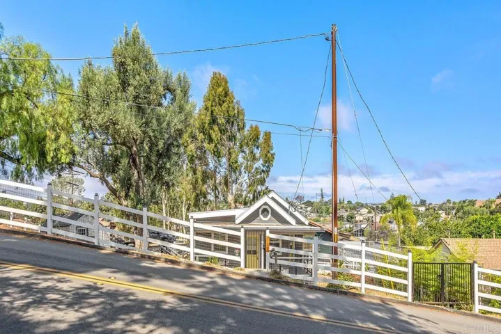 129 S Vine Street, Fallbrook, California 92028