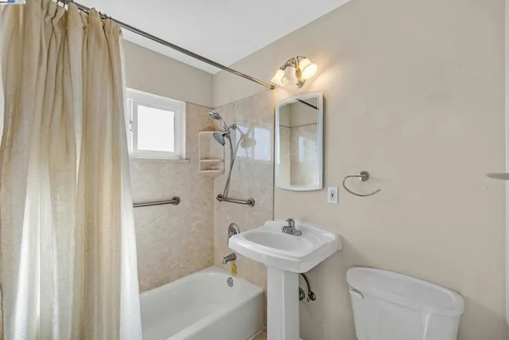 8735 Thermal St, Oakland, California 94605