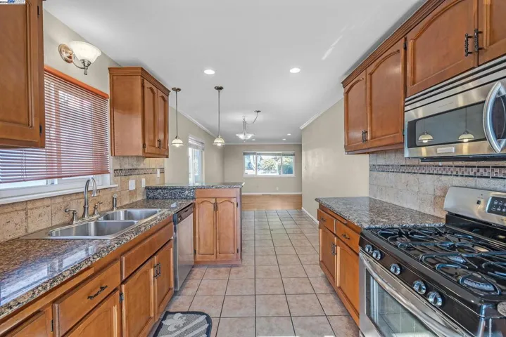 8735 Thermal St, Oakland, California 94605