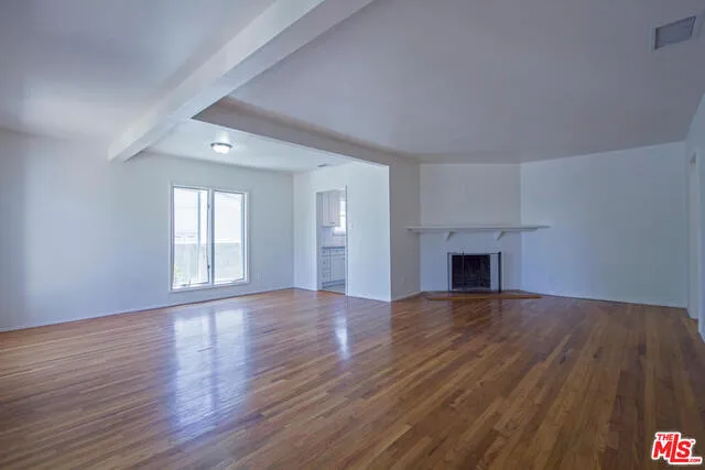 Spacious living/dining area