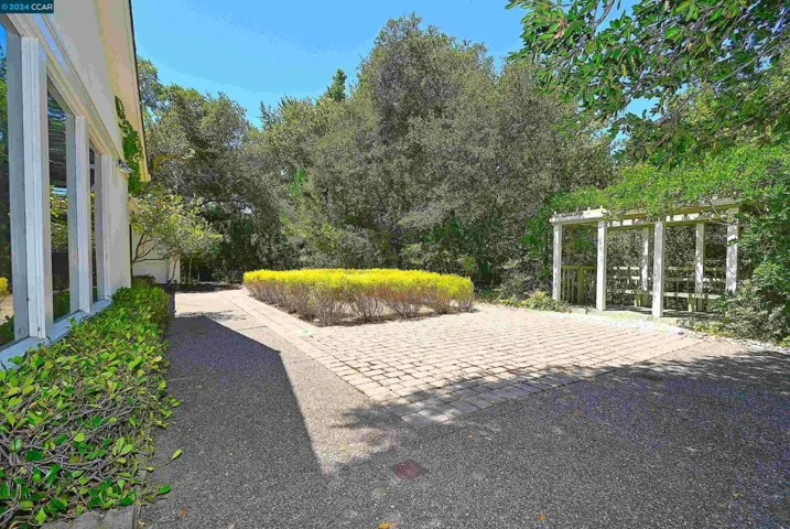 20 Tamarack Dr, Hillsborough, California 94010