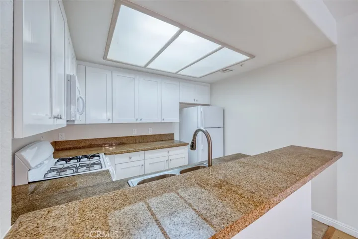16940 Chatsworth Street 101, Granada Hills, California 91344