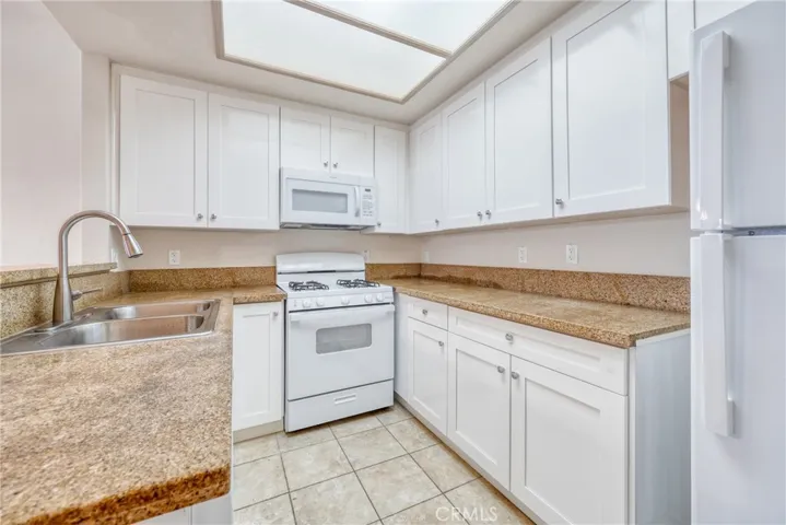 16940 Chatsworth Street 101, Granada Hills, California 91344