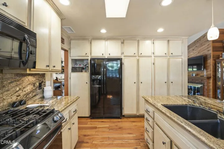 1-web-or-mls-Upmarketmedia_5340Lew-84