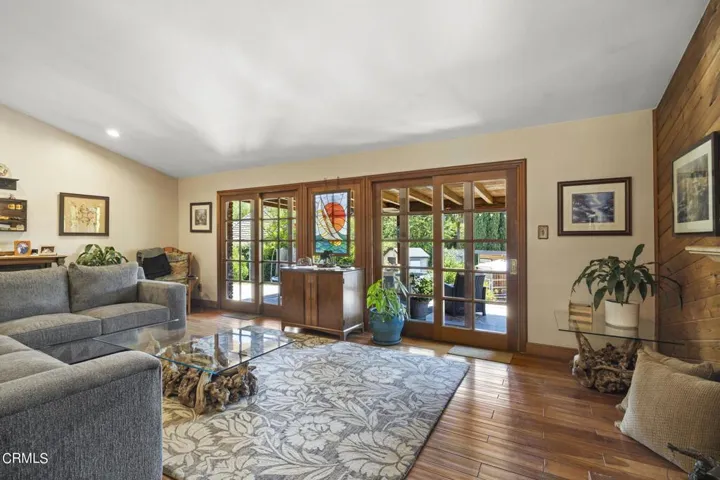 41-web-or-mls-Upmarketmedia_5340Lew-45