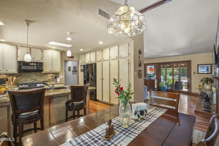 38-web-or-mls-Upmarketmedia_5340Lew-63