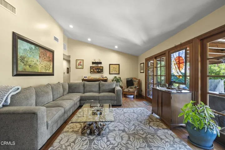 13-web-or-mls-Upmarketmedia_5340Lew-33