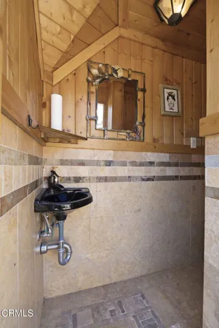 47-web-or-mls-Upmarketmedia_5340Lew-210