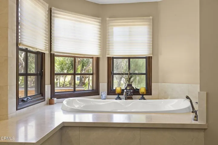 52-web-or-mls-Upmarketmedia_5340Lew-123