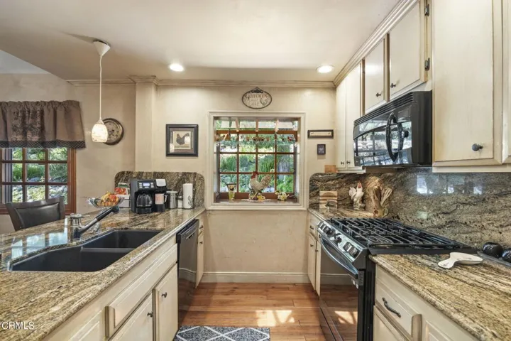 44-web-or-mls-Upmarketmedia_5340Lew-81