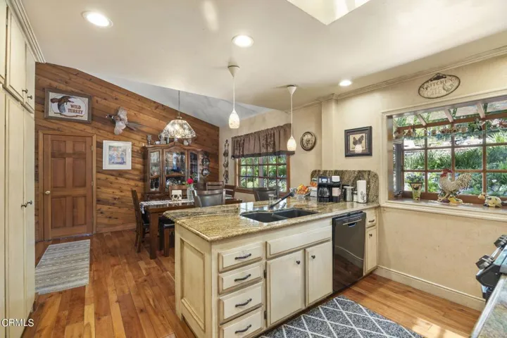 36-web-or-mls-Upmarketmedia_5340Lew-75
