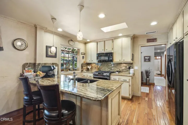 30-web-or-mls-Upmarketmedia_5340Lew-69