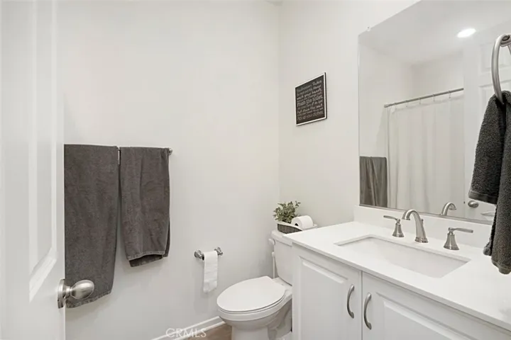 BATHROOM 1 AT ENTRY